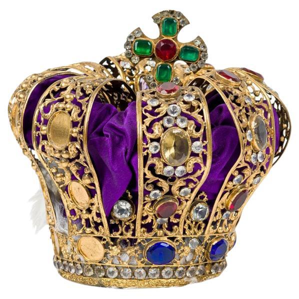 Corona francesa antigua de estilo Luis XIV, de filigrana dorada, con tela morada en venta