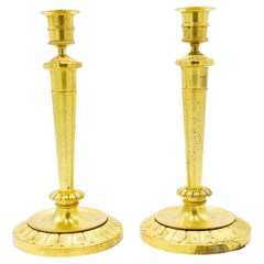 Englische, vergoldete, sich verjüngende Kerzenleuchter aus Bronze aus der Regency-Zeit des 19. Jahrhunderts