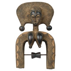 Grande poulie à lisse Baule représentant une figure féminine, bois sculpté, art africain