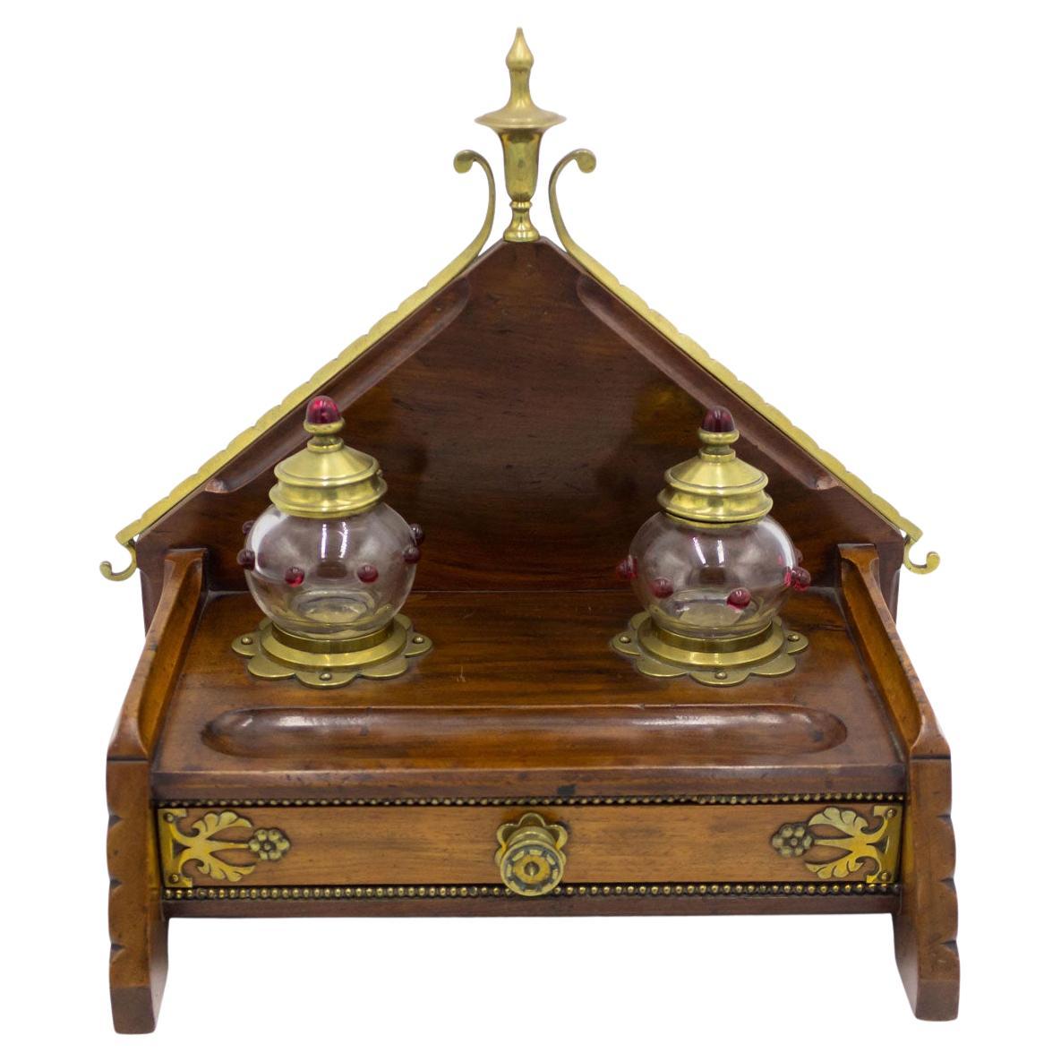Calamaio inglese in mogano in stile Arts & Crafts con finiture in ottone, stile gotico in vendita
