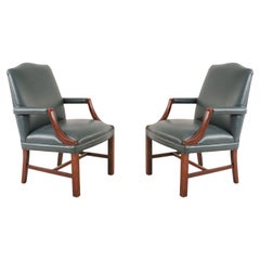 Sillones de imitación de cuero azul de estilo de mediados de siglo, con estructura de madera y detalles de latón