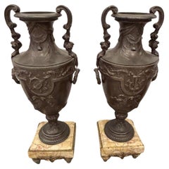Urne francesi in bronzo in stile vittoriano, fine del XIX secolo, con motivi floreali