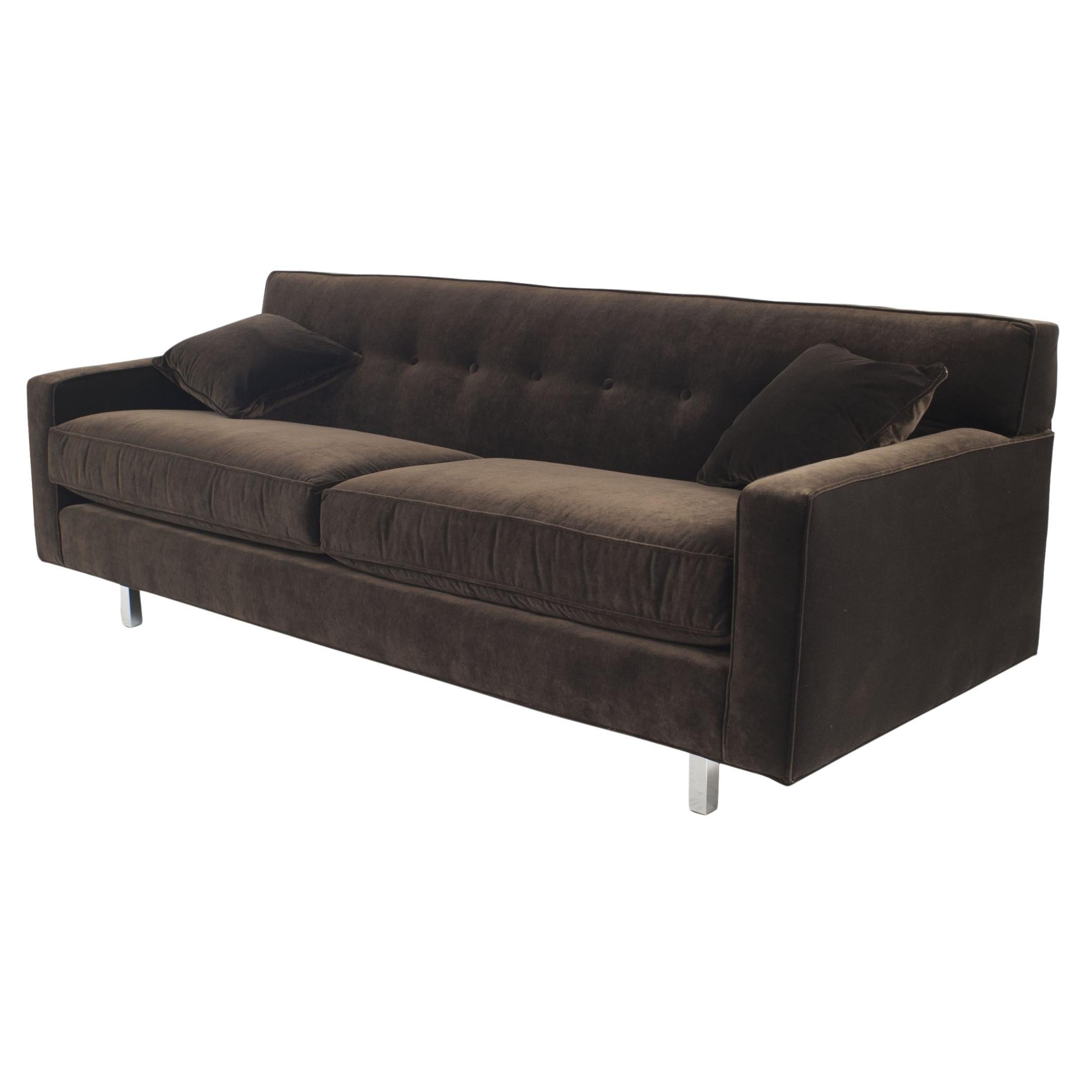 Divano contemporaneo in velluto marrone, gambe cromate, design moderno, USA