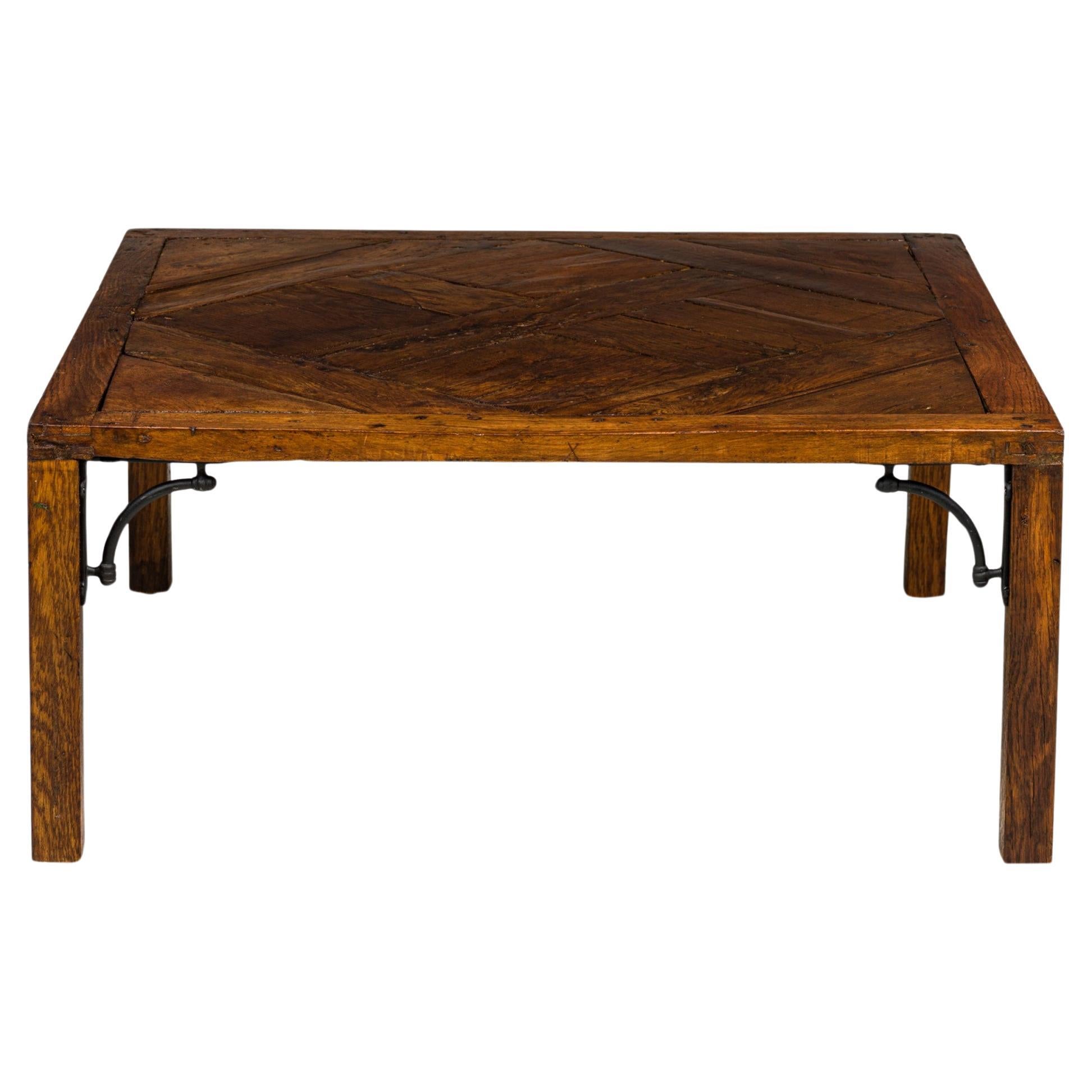 Moderner Couchtisch, Tischplatte aus Holzintarsien, Metallfüße, USA