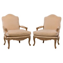 Sillones de respaldo alto de estilo Luis XV francés, terciopelo beige, par antiguo