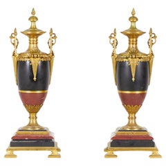Coppia di urne in bronzo dorato e marmo in stile Impero francese del XIX secolo