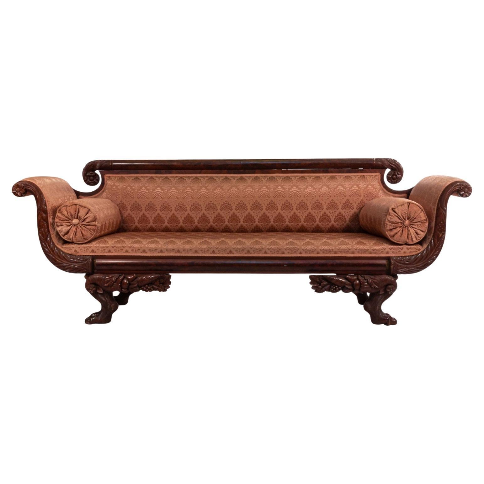 Sofa im amerikanischen Empire-Stil, Mahagonigestell, pfirsichfarbener Bezug, 19. Jahrhundert im Angebot