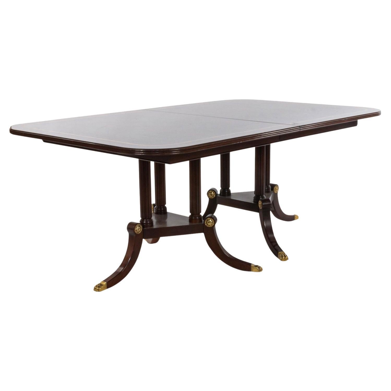 Table à manger en acajou de style Sheraton, incrustations en bois satiné, pieds en forme de pattes, Royaume-Uni en vente