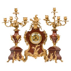 Französisches Uhrenset im Louis-XV-Stil aus Bronze mit rotem Marmor, 19. Jahrhundert
