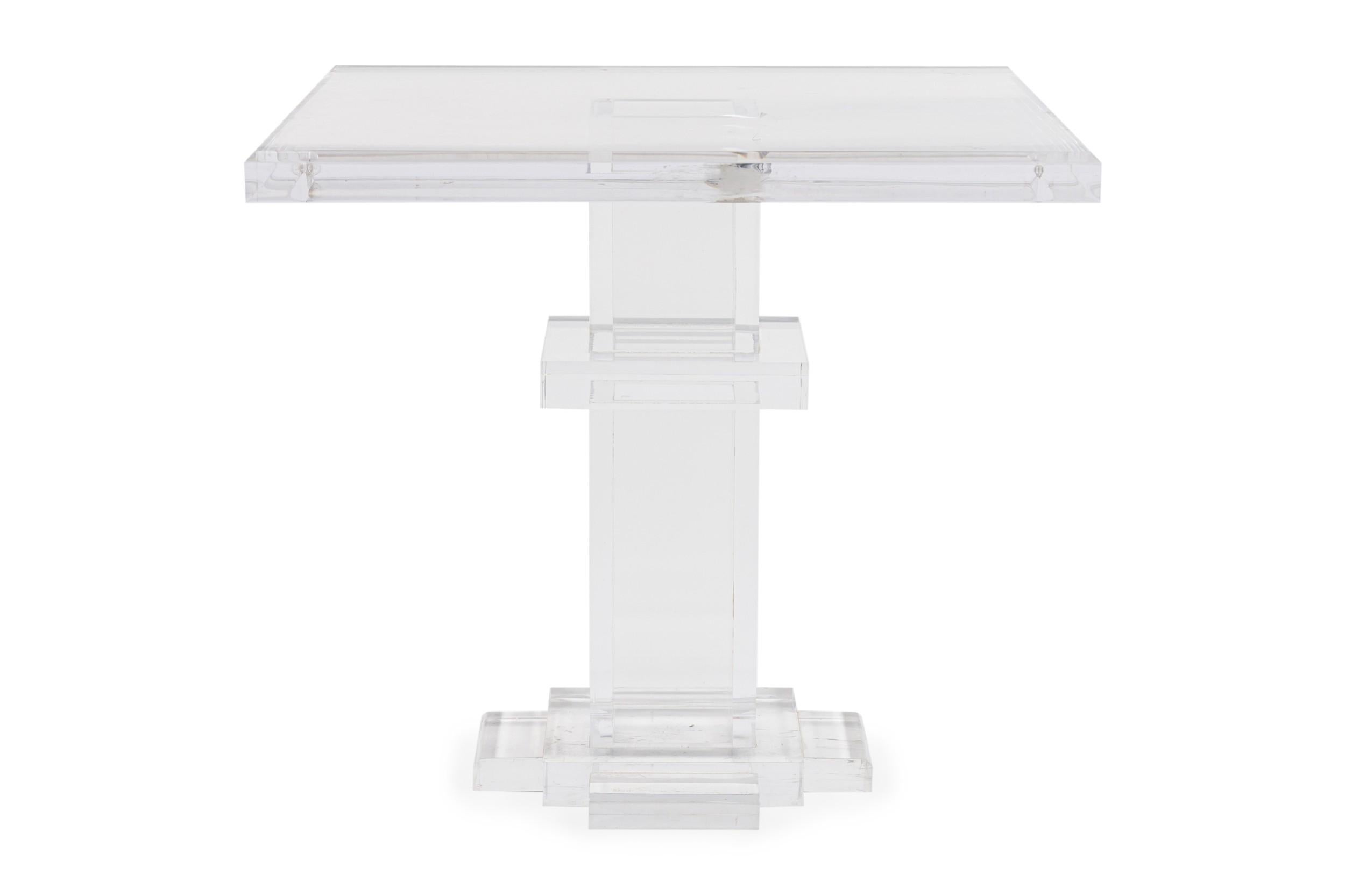 Centre de table / table de jeu AM Contemporary en acrylique Lucite avec un plateau carré sur un piédestal reposant sur une base en gradins (GEOFFREY BRADFIELD)