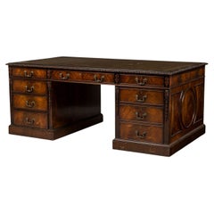 Bureau géorgien du XXe siècle en acajou, avec trou pour les genoux et plateau en cuir sculpté