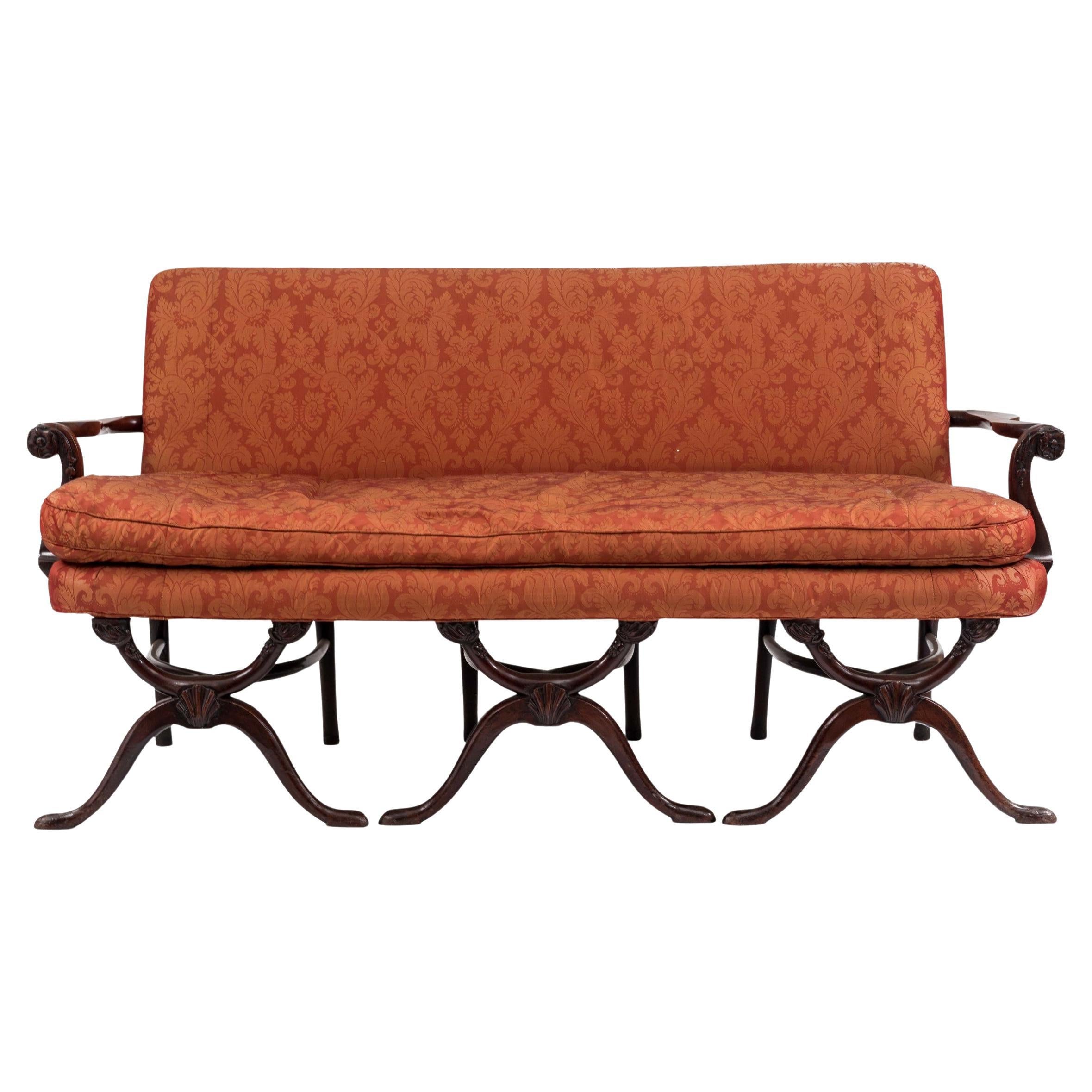 Canapé anglais en acajou de style géorgien, rembourré, pieds en forme de X, vers 1740 en vente