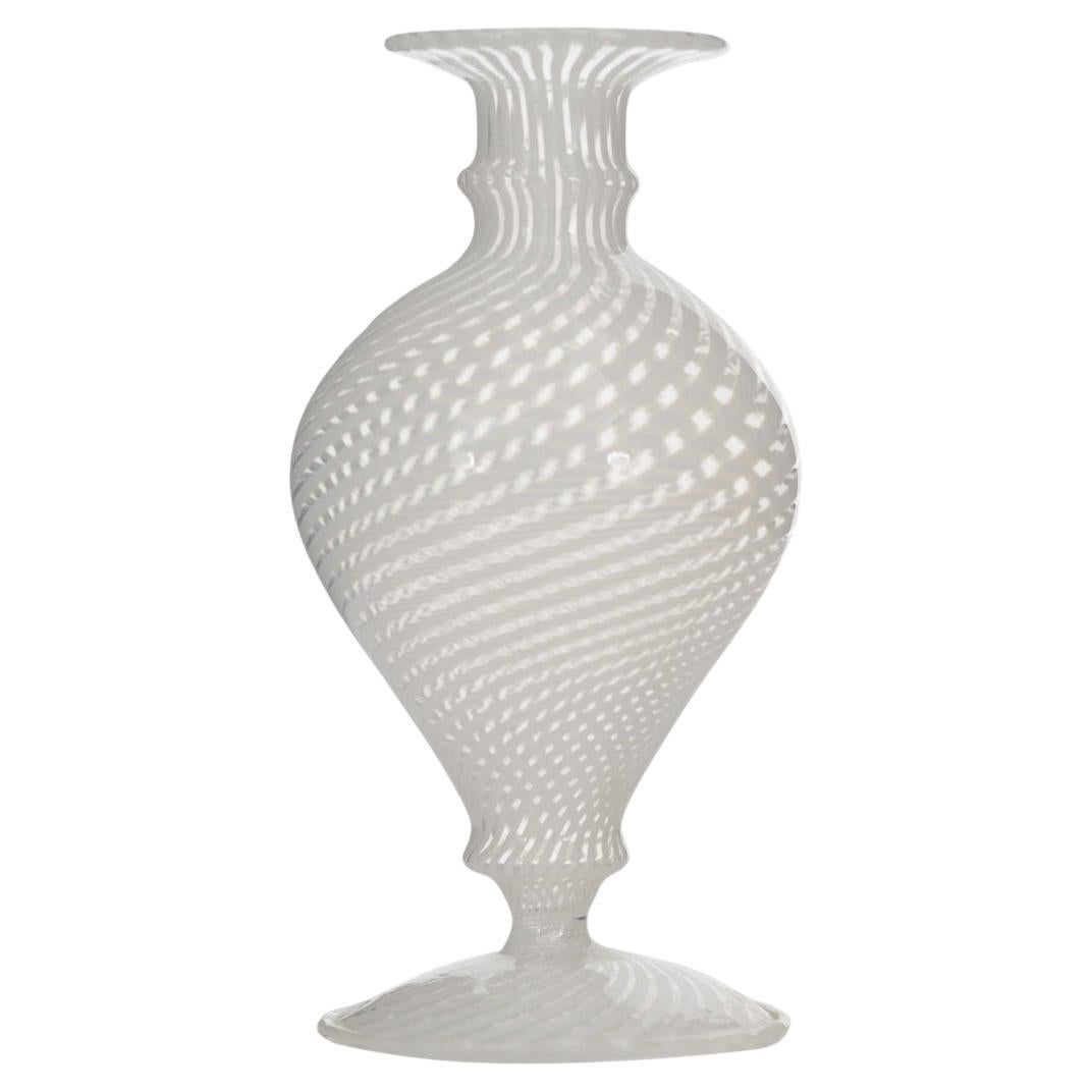 Jarrón vintage italiano de cristal de Murano, con diseño de remolinos blancos, de mediados de siglo