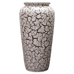 Jasba Vase en céramique allemande du milieu du siècle, émaillé blanc et noir craquelé