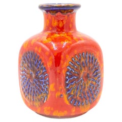 Vase German Bay Keramic en céramique orange avec designs bleus