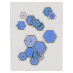 Moderne Wandskulptur aus verschiedenen Materialien mit blauen Sechsecken