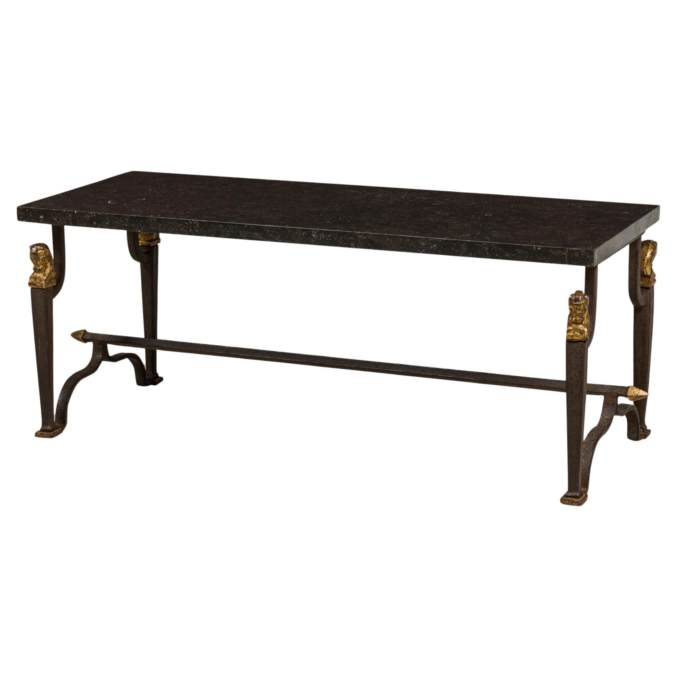 Table basse française du milieu du siècle, signée A. Pittalis, en fer forgé et marbre