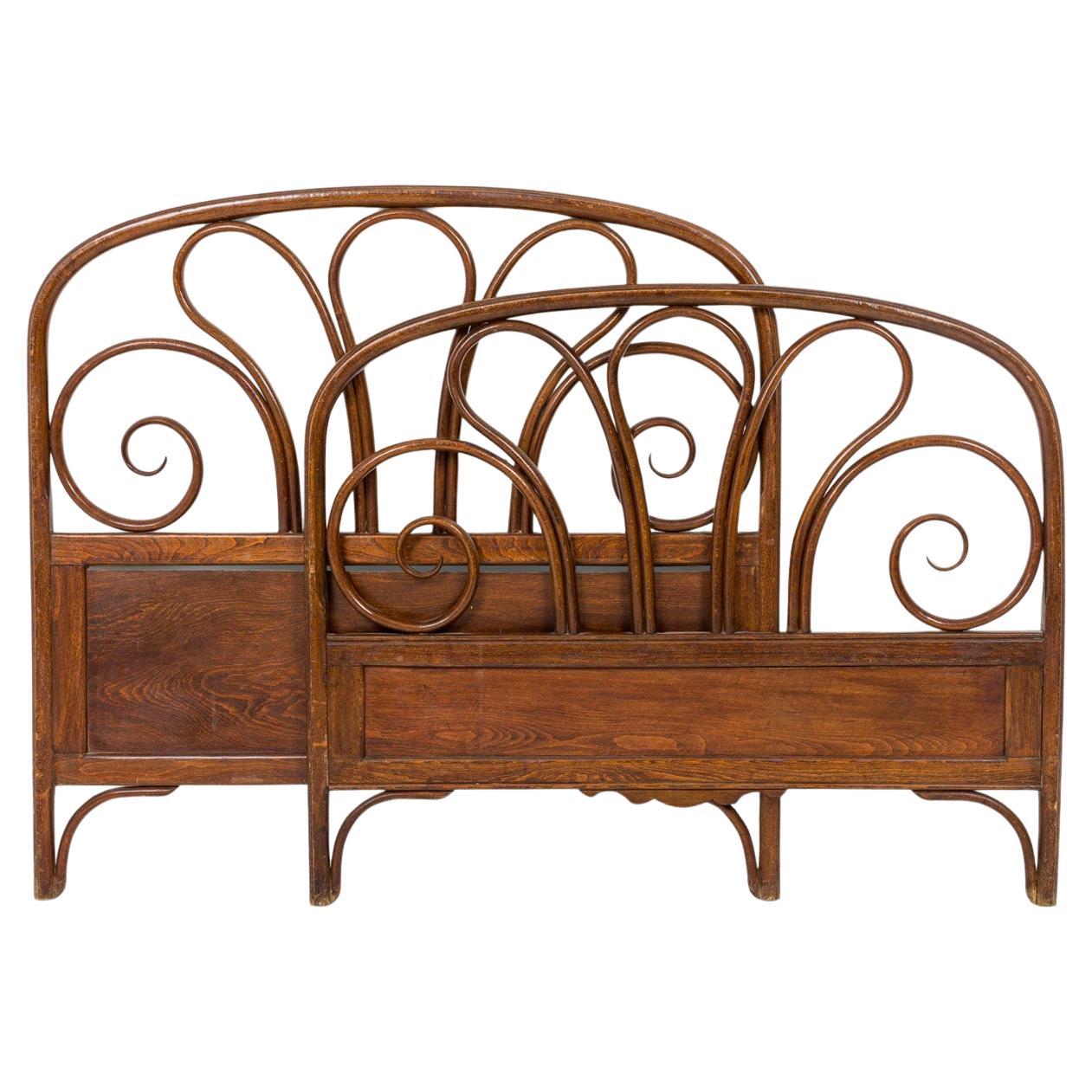 Walnut Bentwood Twin Bed with Flared Fan Design, 19th Century