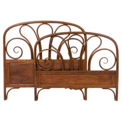Letto singolo in legno di noce curvato con design a ventaglio svasato, XIX secolo