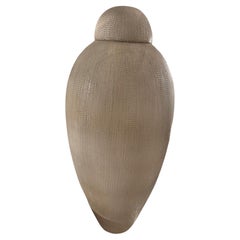 Beigefarbene hohe Keramikvase mit Deckel aus gewebtem Stoffimitat