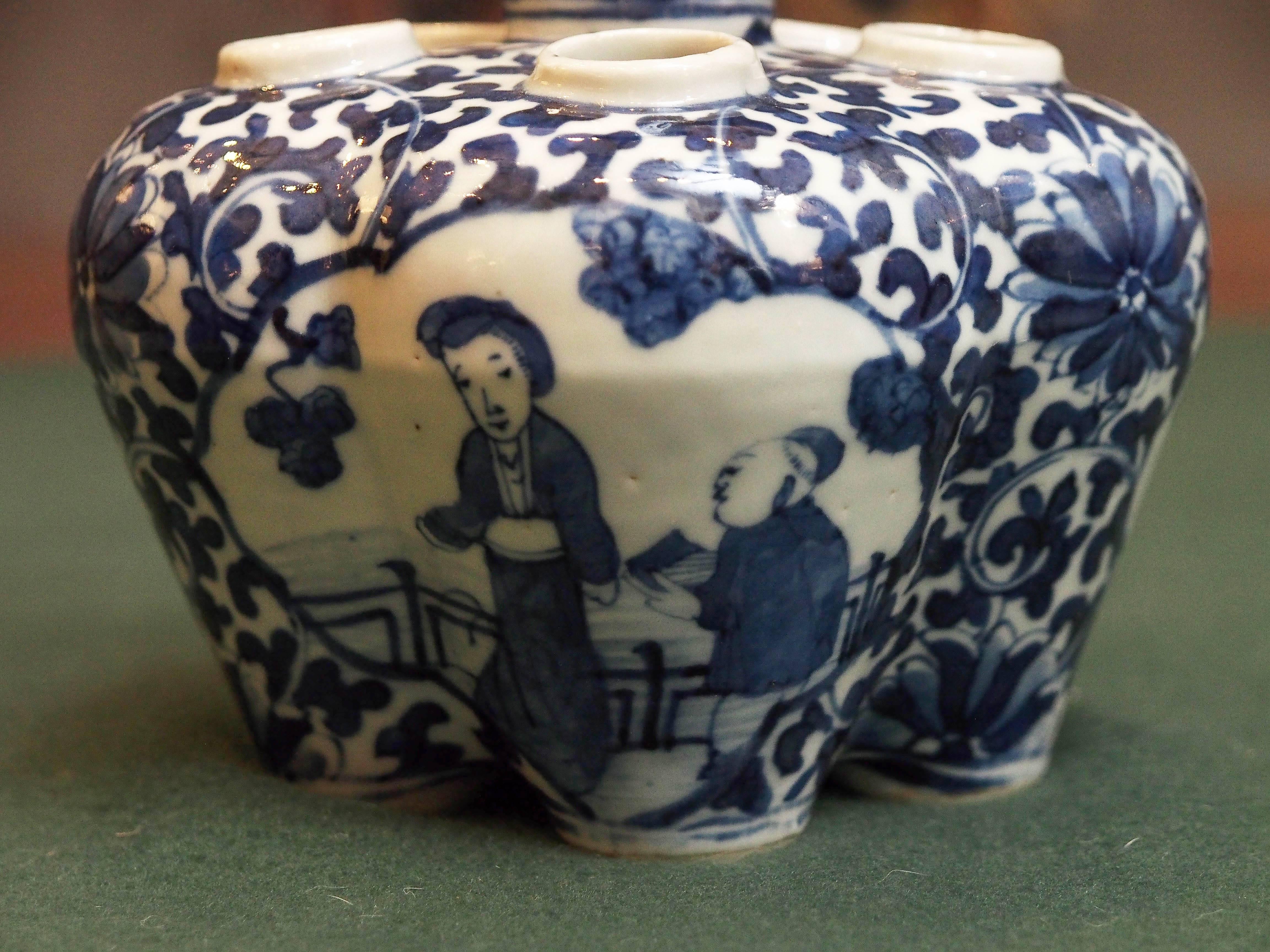 Chinese Blue and White Tulipiere with Children In Good Condition For Sale In Natchez, MS