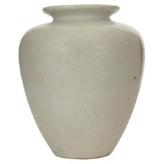 Vaso in ceramica con smalto craquelé beige, a forma di urna, moderno, XX secolo