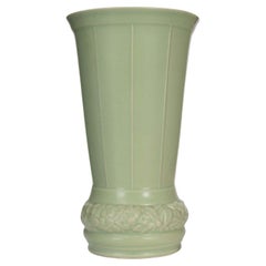 Vase-urne Art déco, céramique émaillée vert menthe, motif floral, États-Unis