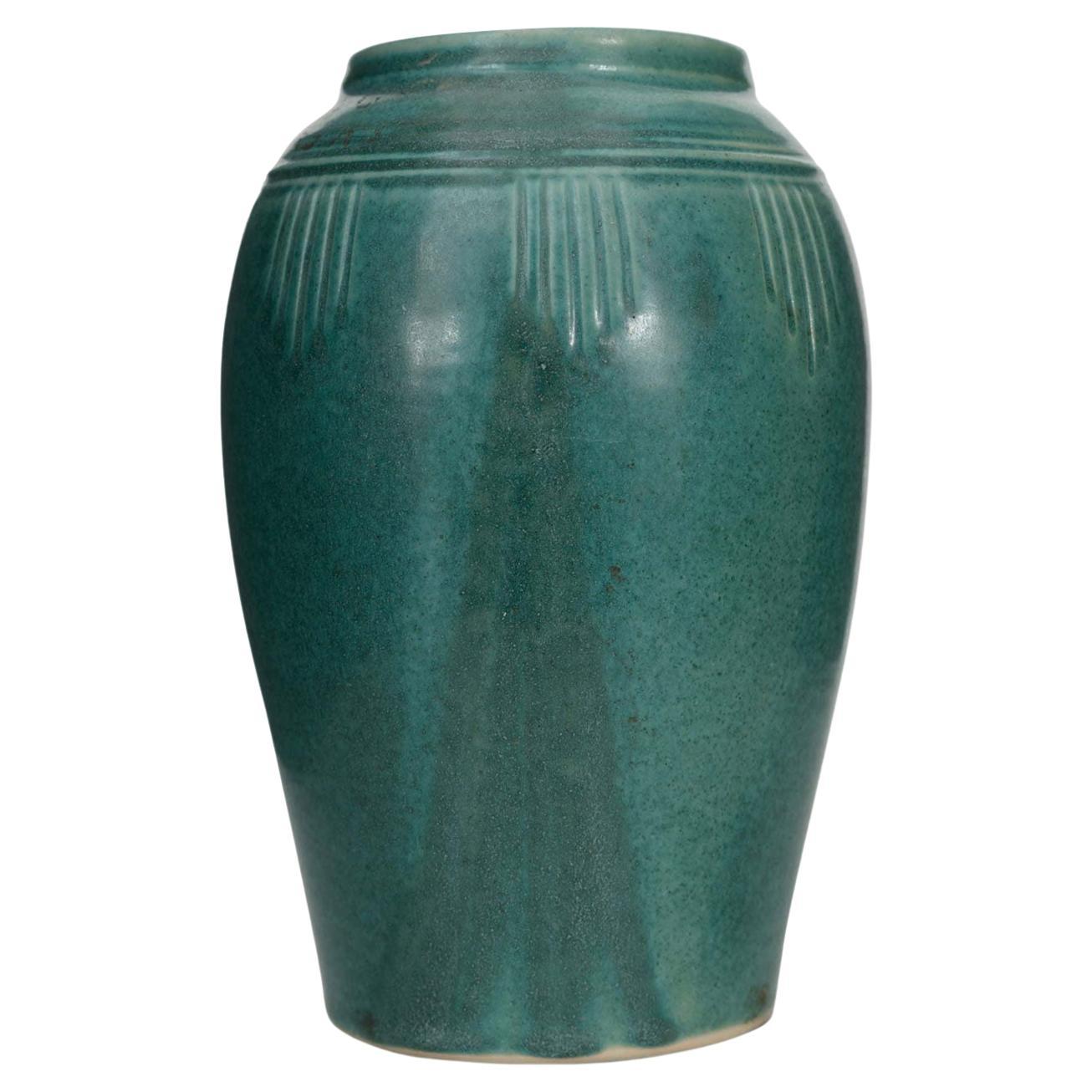 Jarrón de cerámica esmaltado en verde de estilo Art Déco, con diseño en relieve, EE. UU., siglo XX