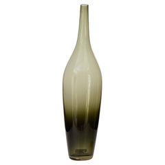 Vase scandinave du milieu du siècle en verre gris dégradé, à col effilé