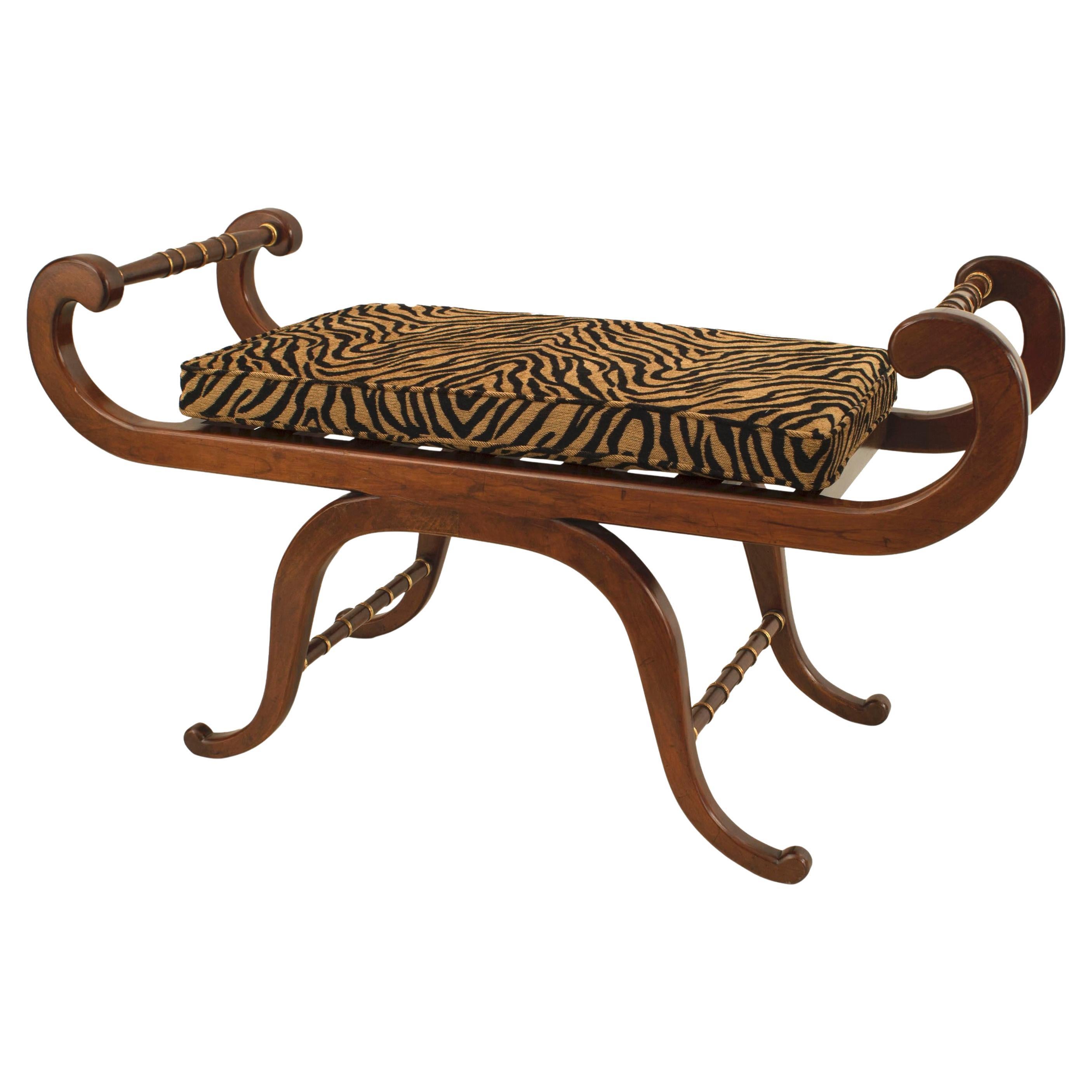 Banc de style Régence anglais en acajou à pieds croisés, avec moulures dorées, Royaume-Uni, XXe siècle en vente