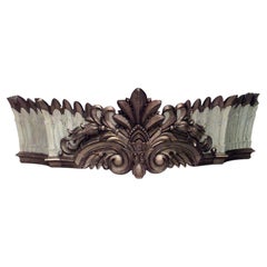 Lambrequin rustique sculpté et peint du XIXe siècle, motif en couronne, États-Unis