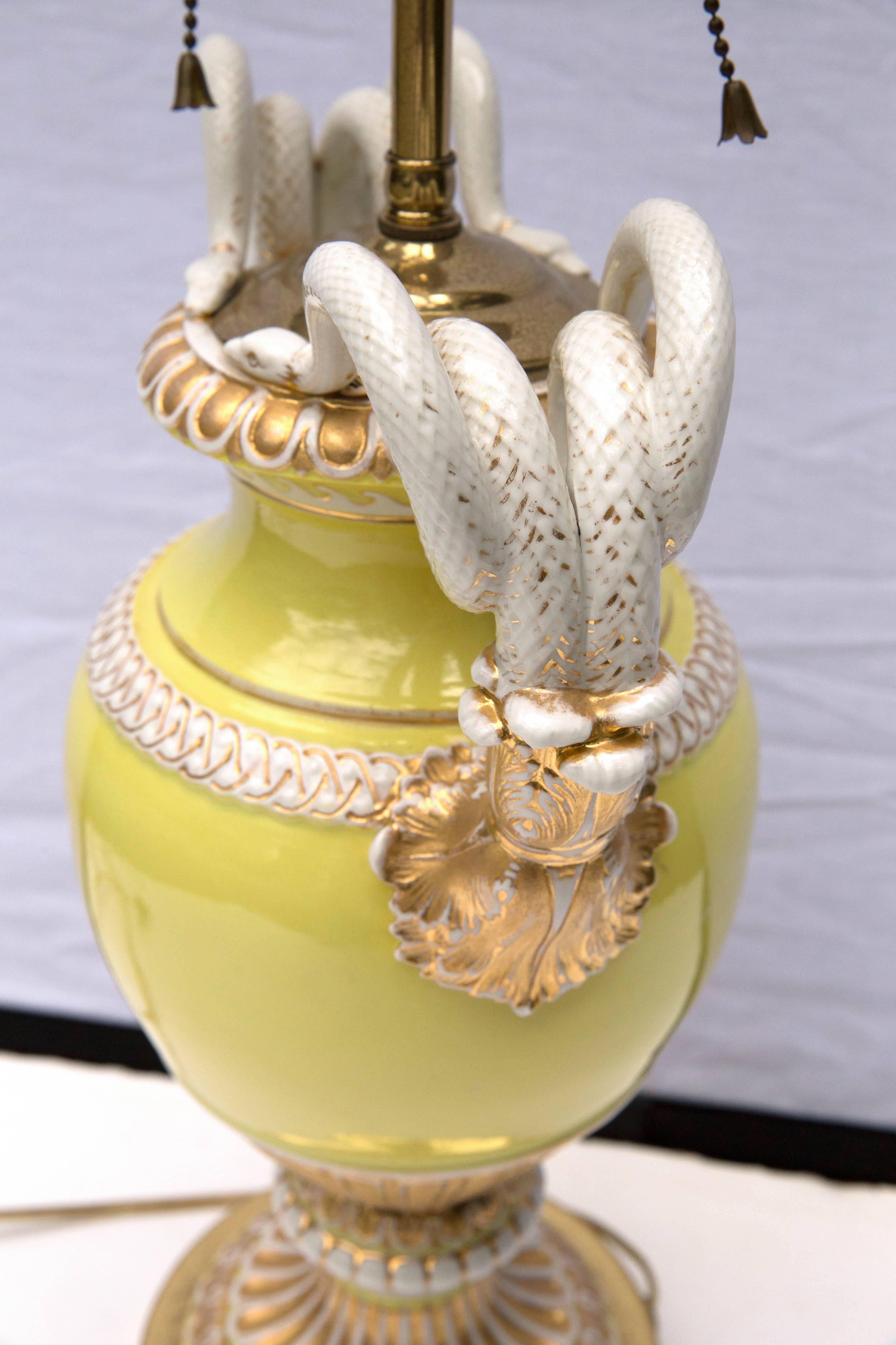 Meissener Porzellan Vase mit doppeltem Schlangengriff Tischlampe im Zustand „Gut“ in Mt Kisco, NY