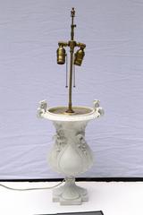 Urna di porcellana francese della metà del XIX secolo come lampada da tavolo