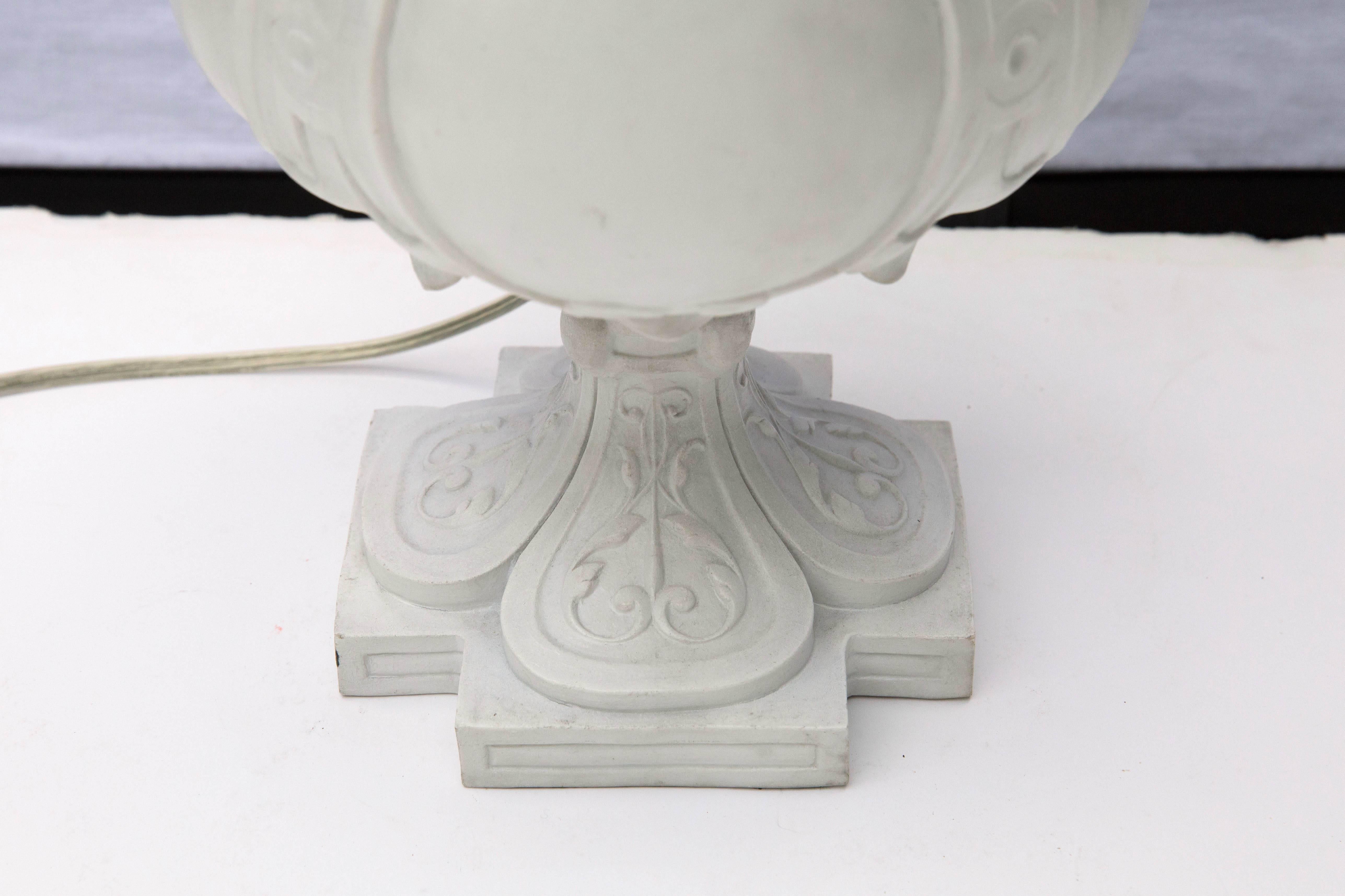 Mid-19th Century French Porcelain Urn as a Table Lamp For Sale 1