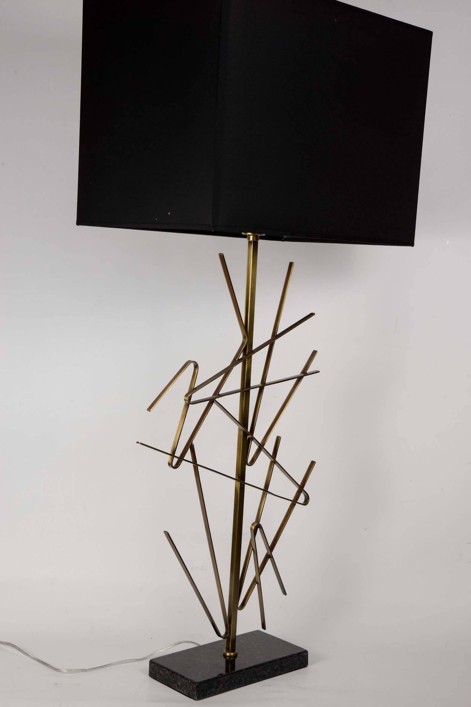 Coppia di lampade scultoree in ottone In condizioni buone in vendita a Bois-Colombes, FR