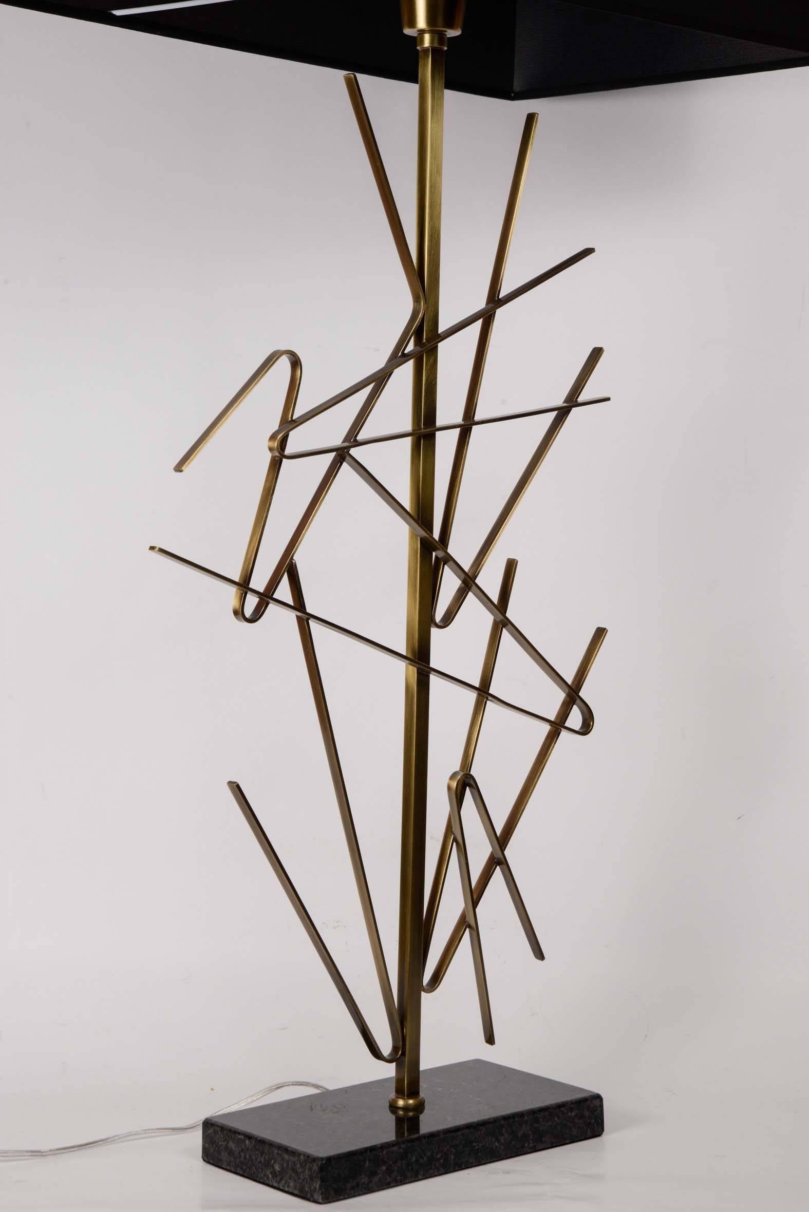 Fine XX secolo Coppia di lampade scultoree in ottone in vendita