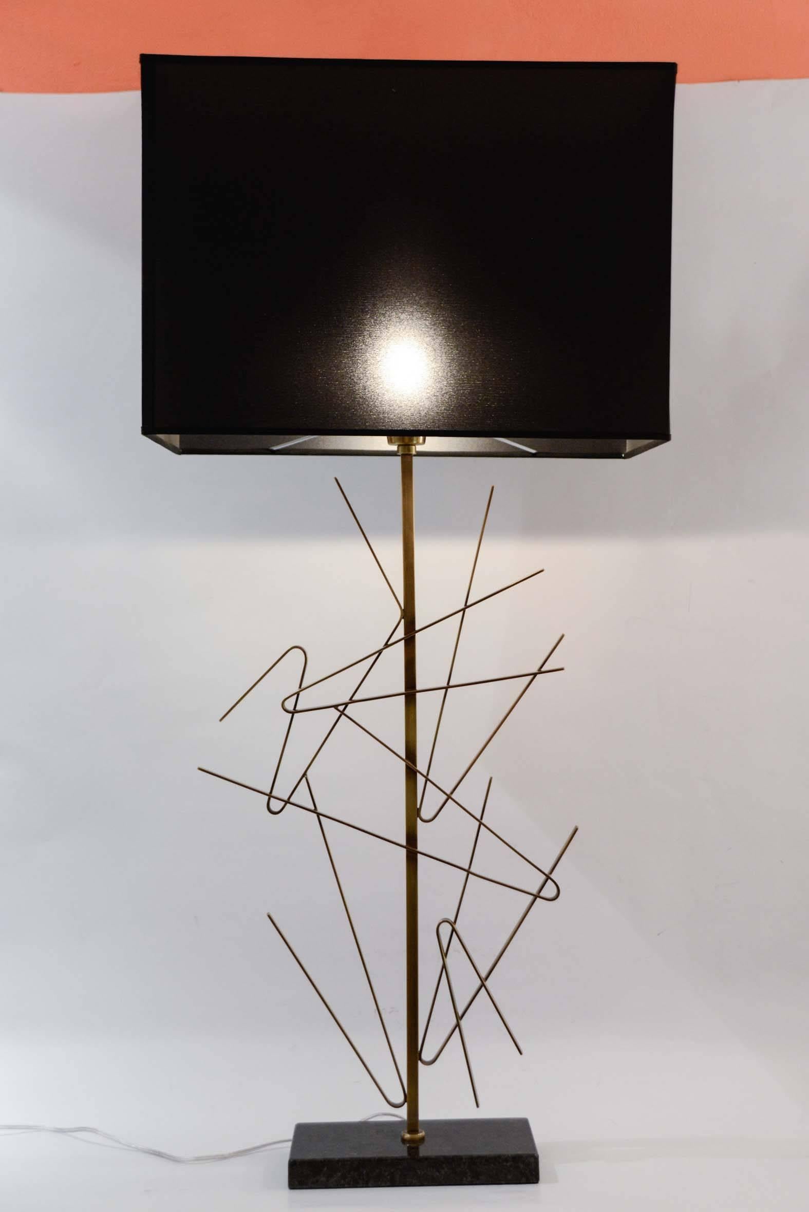 Ottone Coppia di lampade scultoree in ottone in vendita