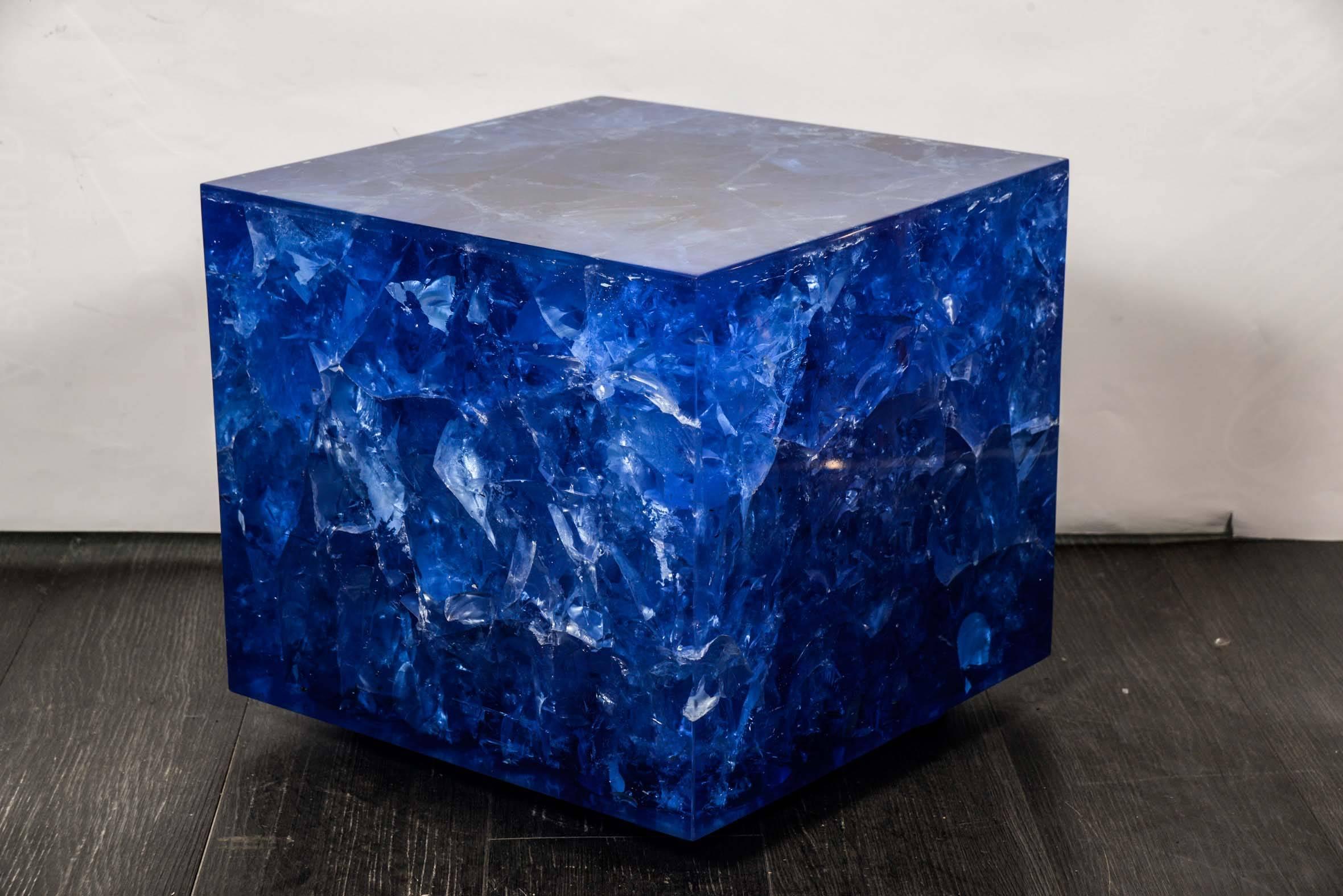 Beistelltische aus Crushed-Ice-Harz von Franco Gavagni für die Galerie Régis Royant.
Die Qualität ist erstaunlich, aber es ist besser, sie mit einem Glas zu schützen.
Das Gewicht beträgt jeweils 60 Kilo.
Auflage von acht Stück in jeder Farbe.