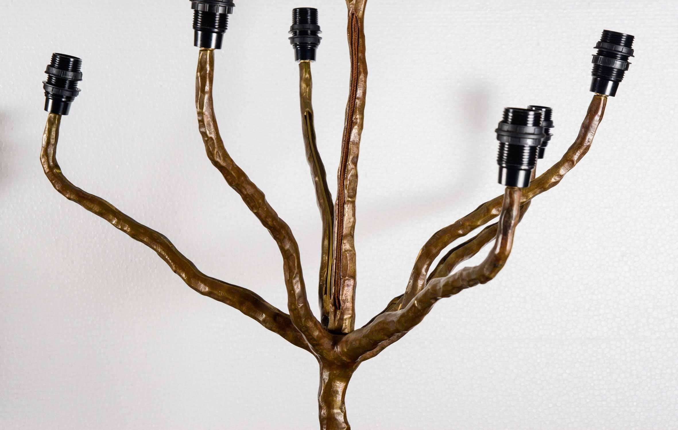 Chandelier with stylised bronze branches.
High with chaine 126 without chaine 55.
Price is given for only one
Possibility of a second one to make a pair.