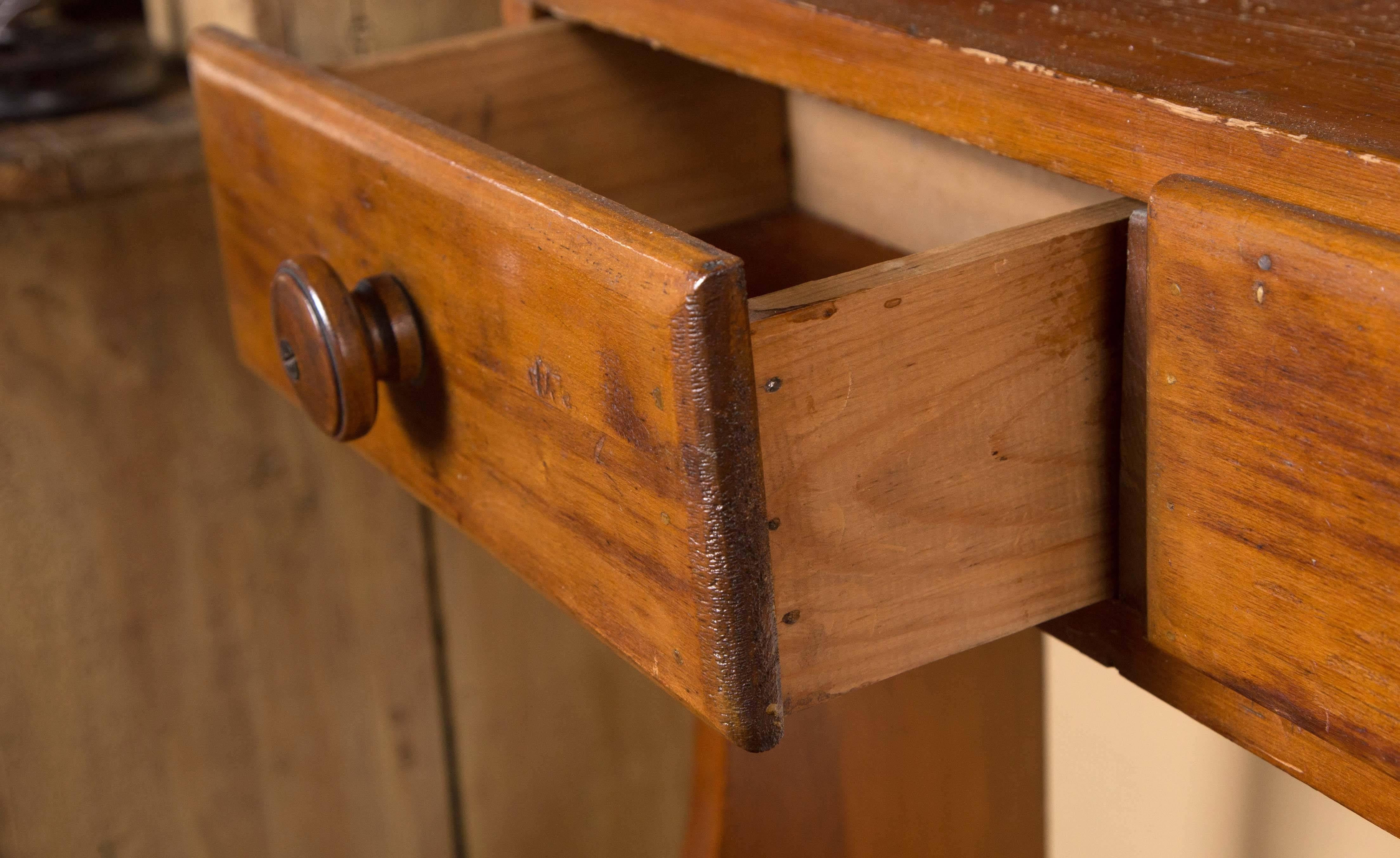 19th Century Pennsylvania Pine Bucket Bench In Excellent Condition In Woodbury, CT