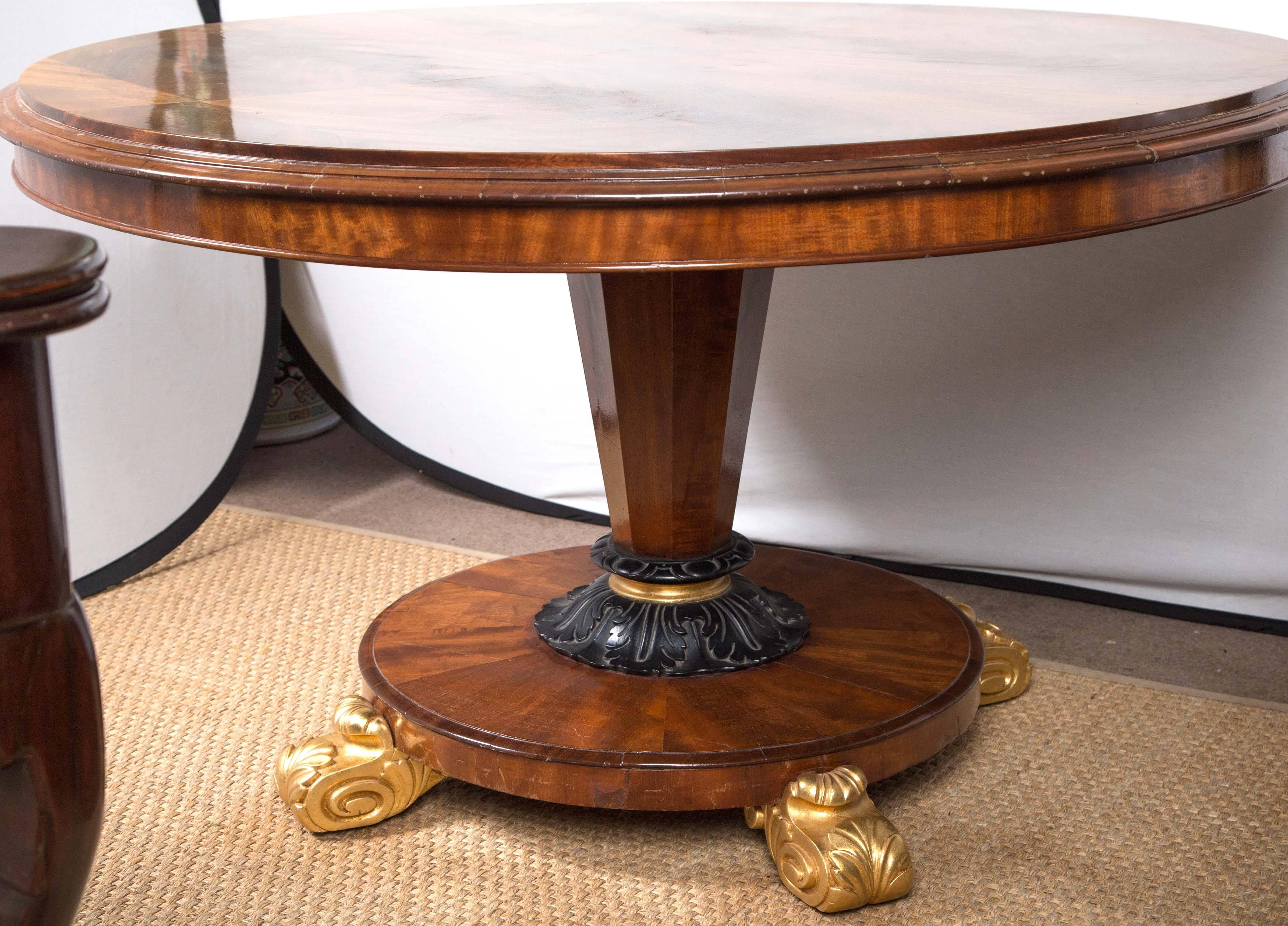 William IV Walnut Center Table In Good Condition For Sale In Woodbury, CT