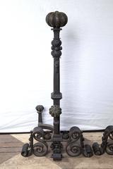 Paire de chenets de style Renaissance en fer et bronze