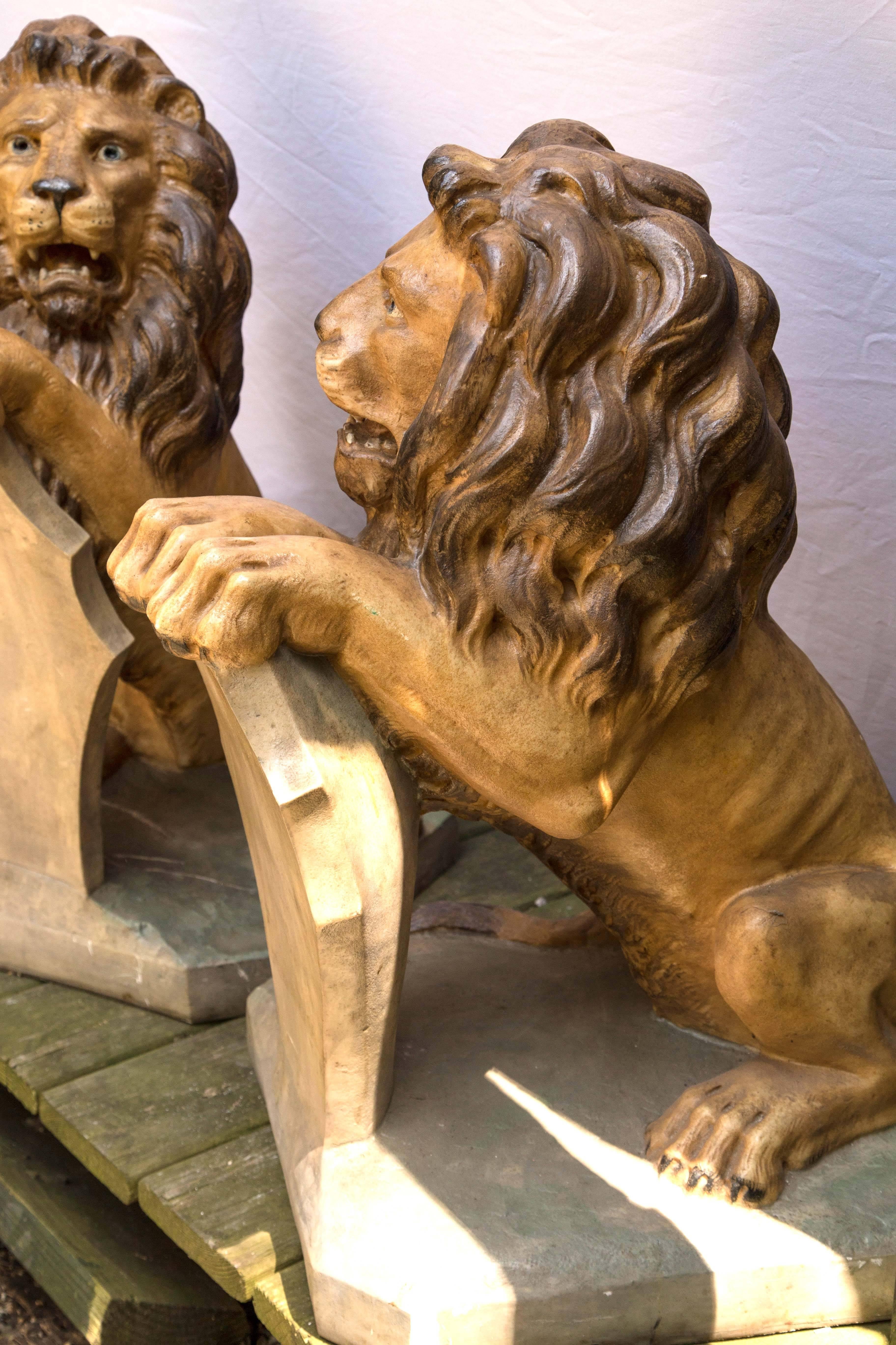 Pair of Painted Lions in Cast Stone In Excellent Condition For Sale In Woodbury, CT