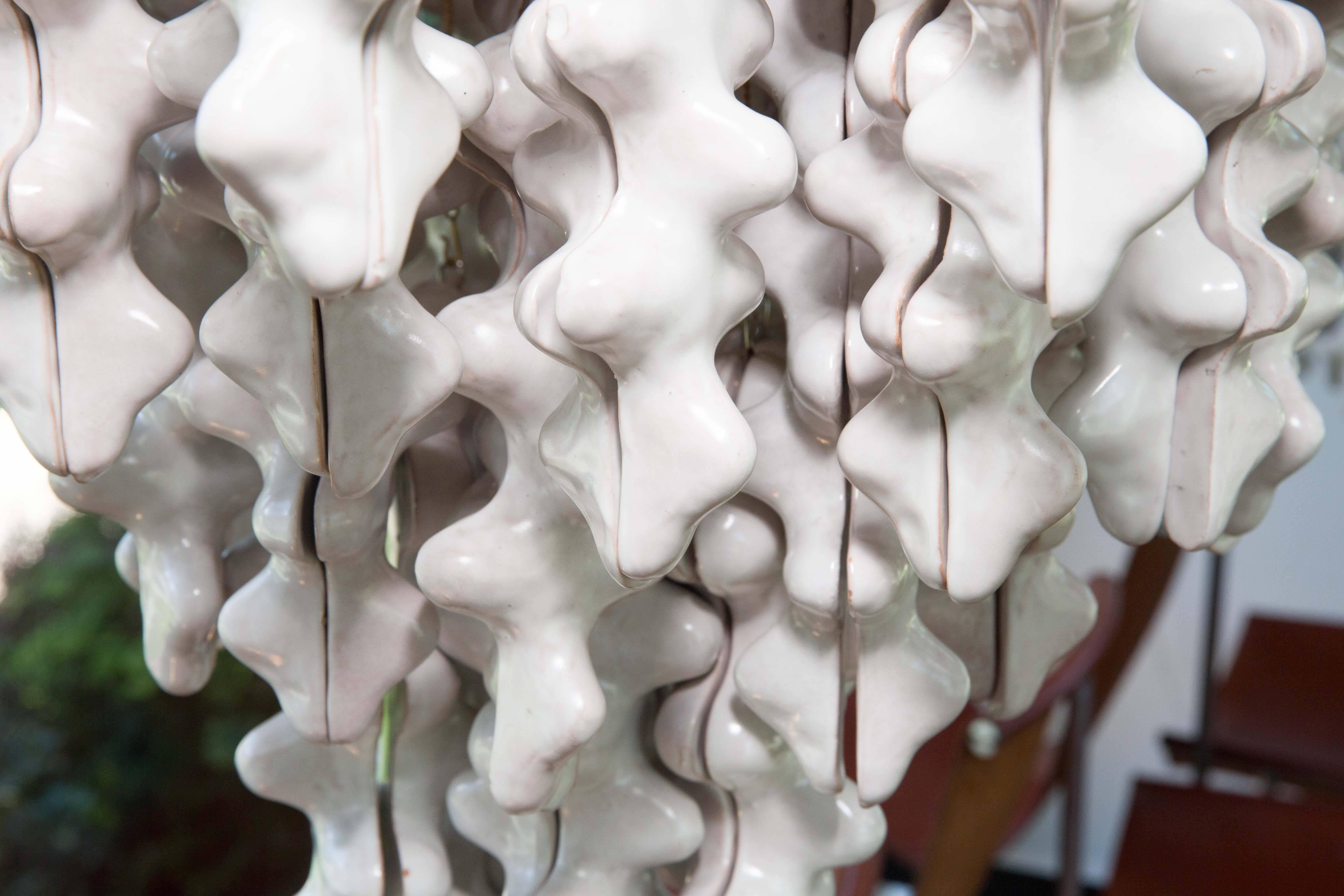 Laiton Lustre sculptural en céramique et laiton en vente