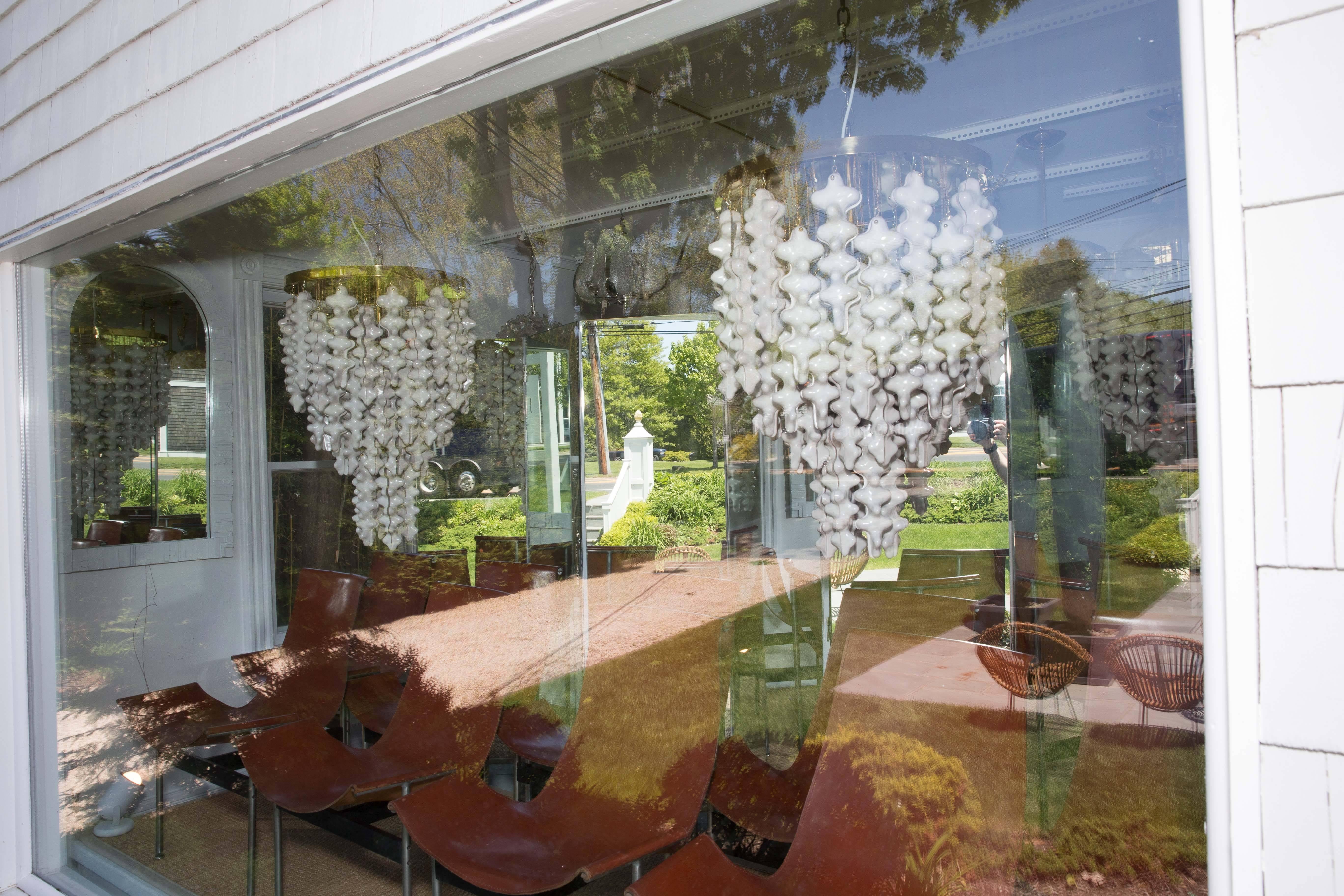 Lustre sculptural en céramique et laiton en vente 2
