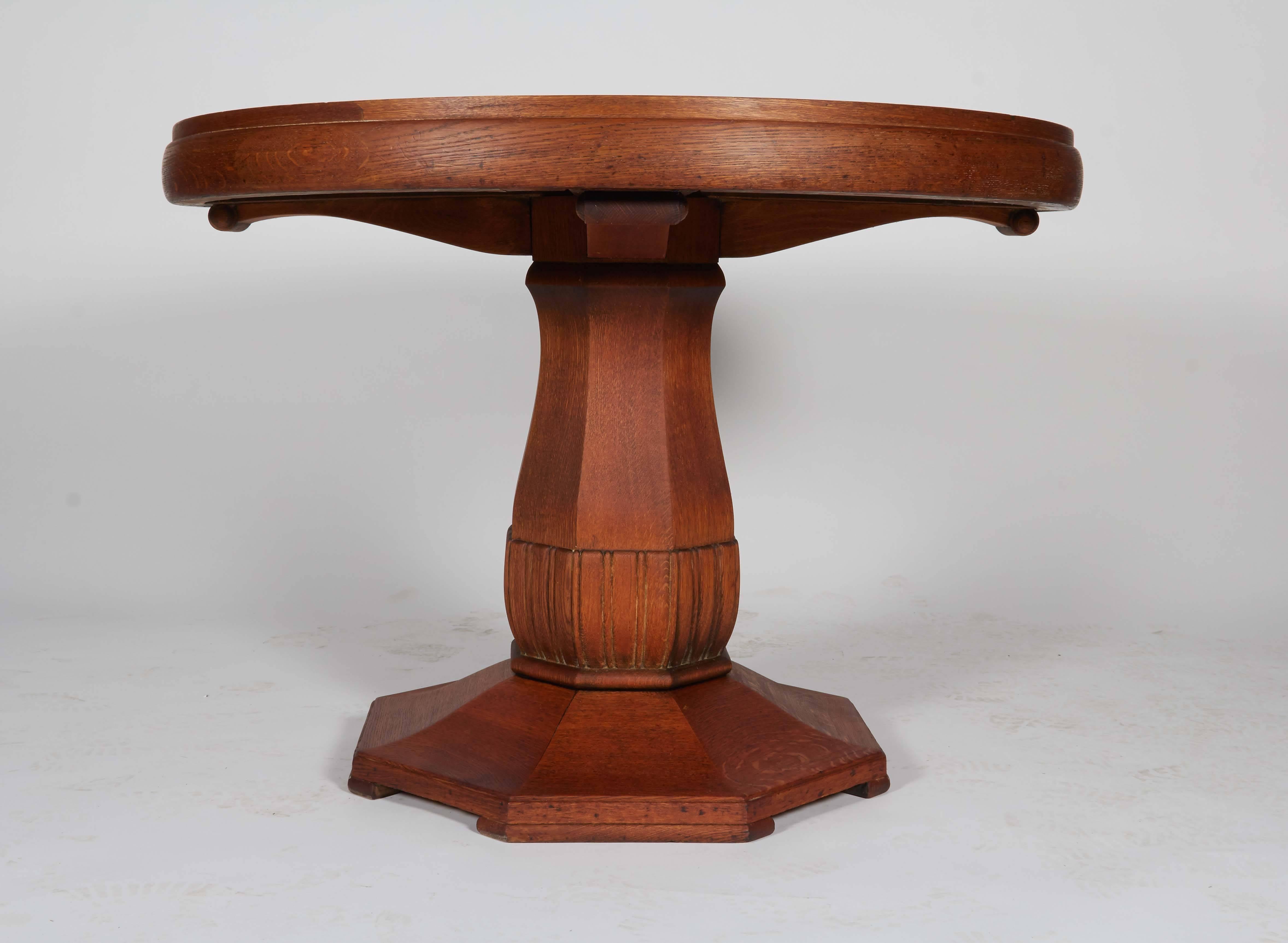 English Country House Center Table with Round Top In Good Condition In New York, NY