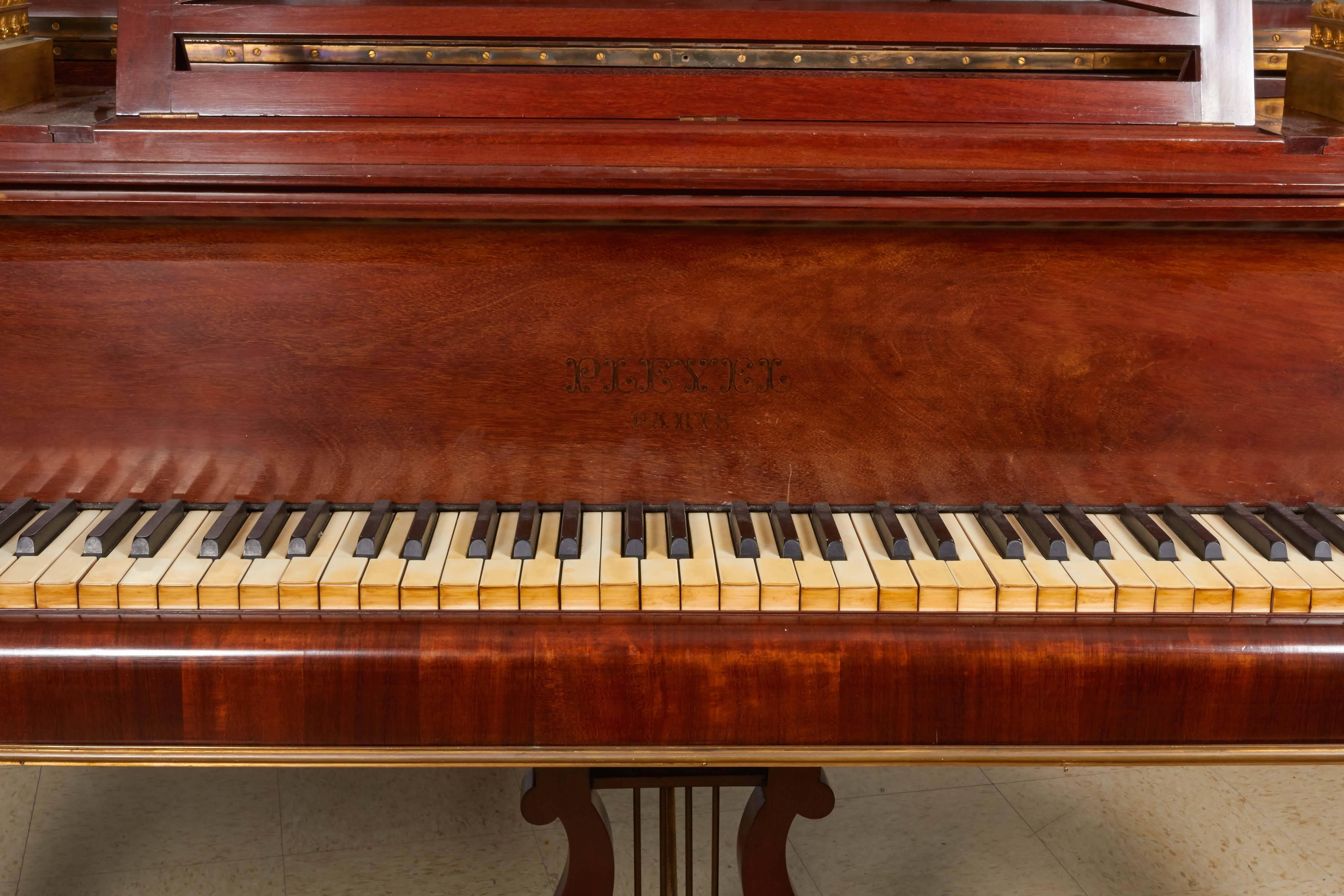 Piano français en bois de King et Vernis Martin:: monté en ormolu:: par Pleyel et Barbedienne 1
