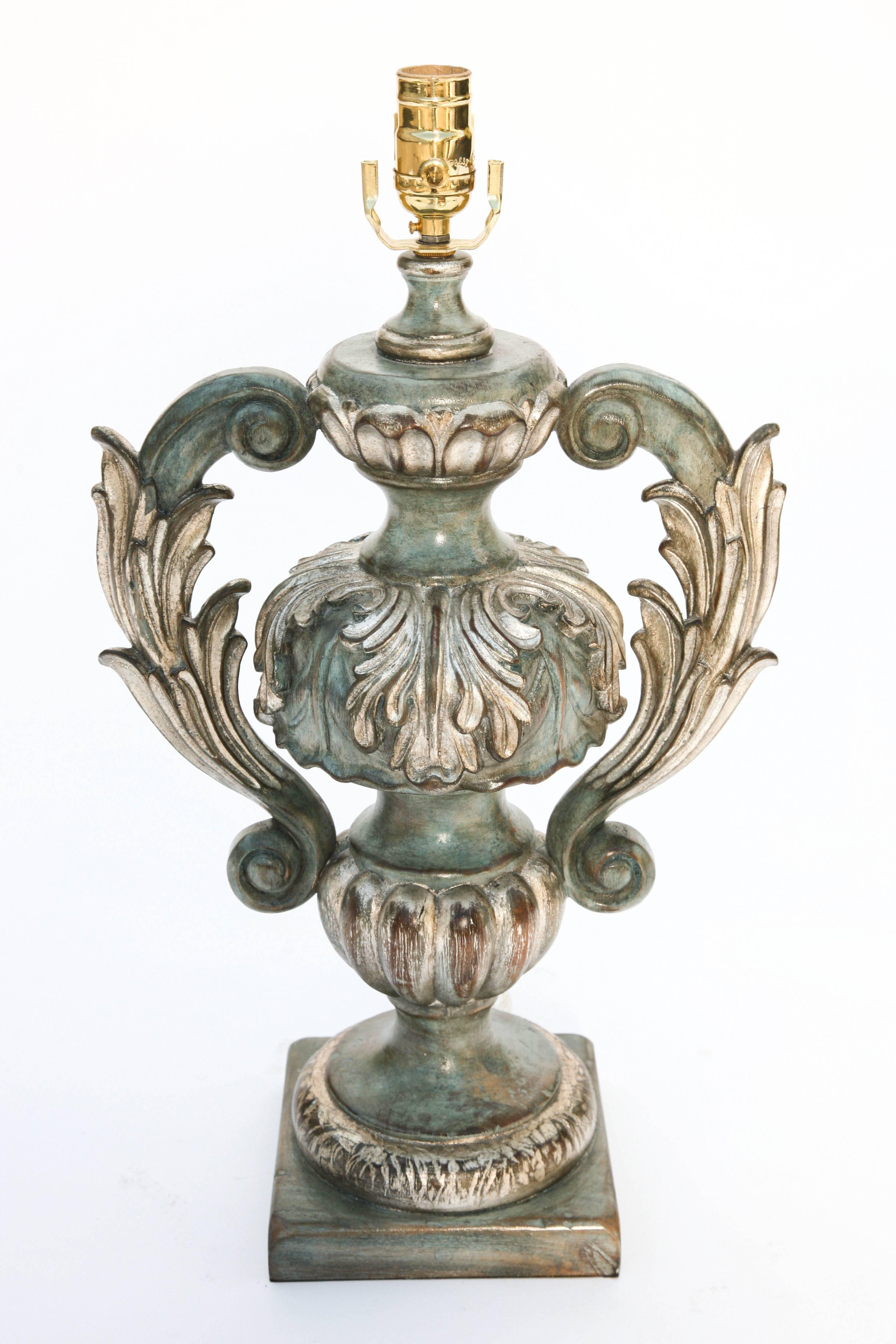 Feuille d'argent Paire de lampes-urnes italiennes en bois sculpté en vente