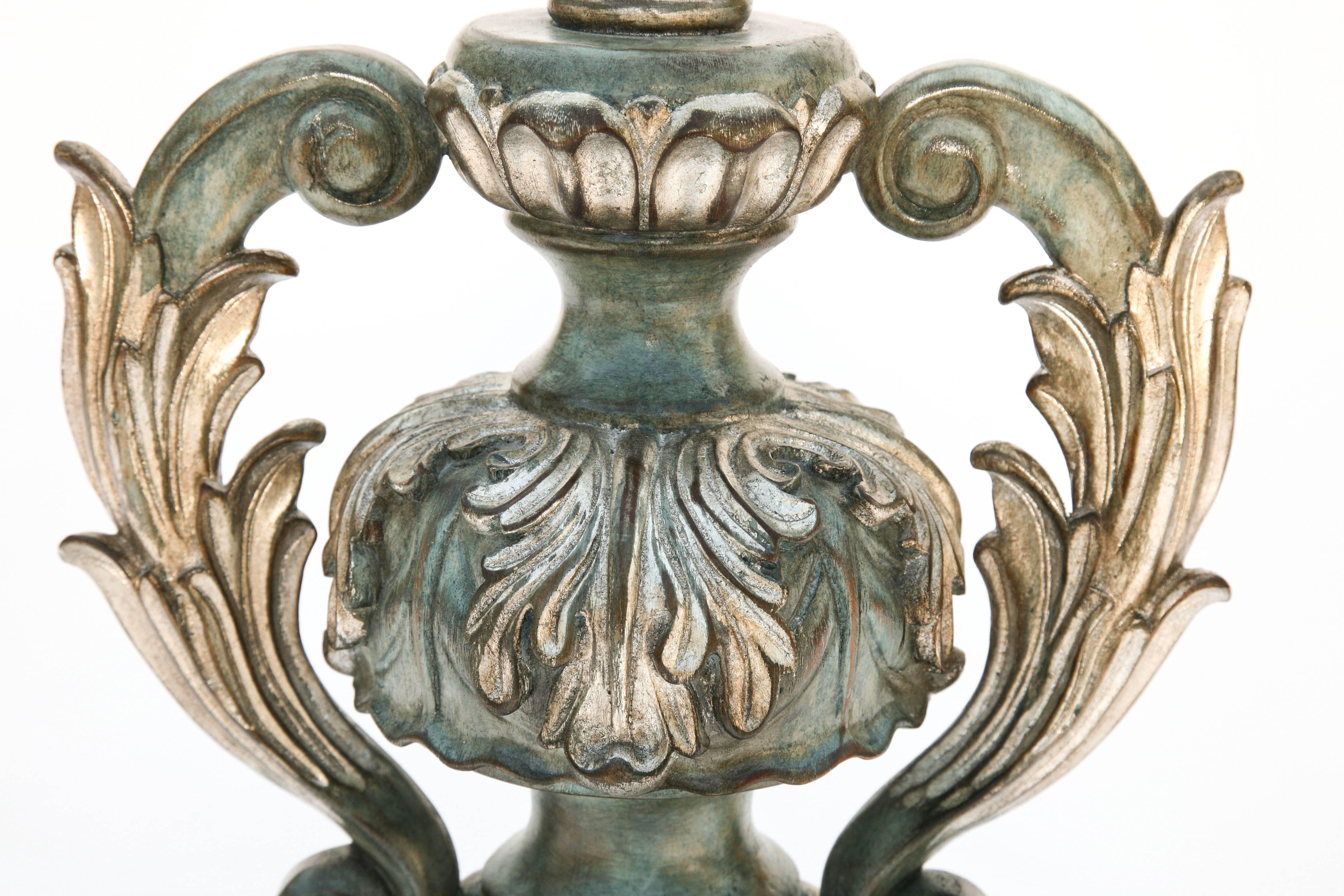 Paire de lampes-urnes italiennes en bois sculpté en vente 1