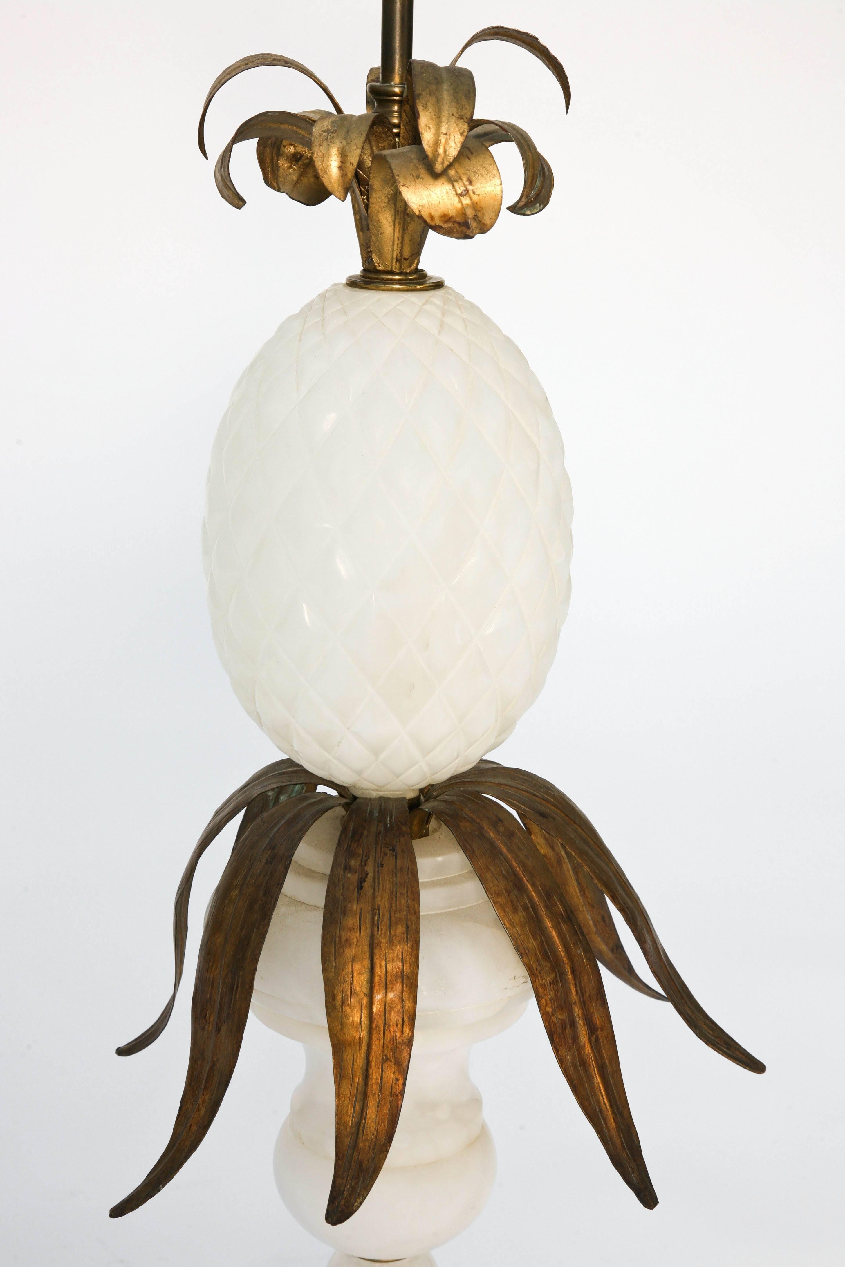 Sculpté Lampe ananas et urne en albâtre avec feuilles de fer doré en vente